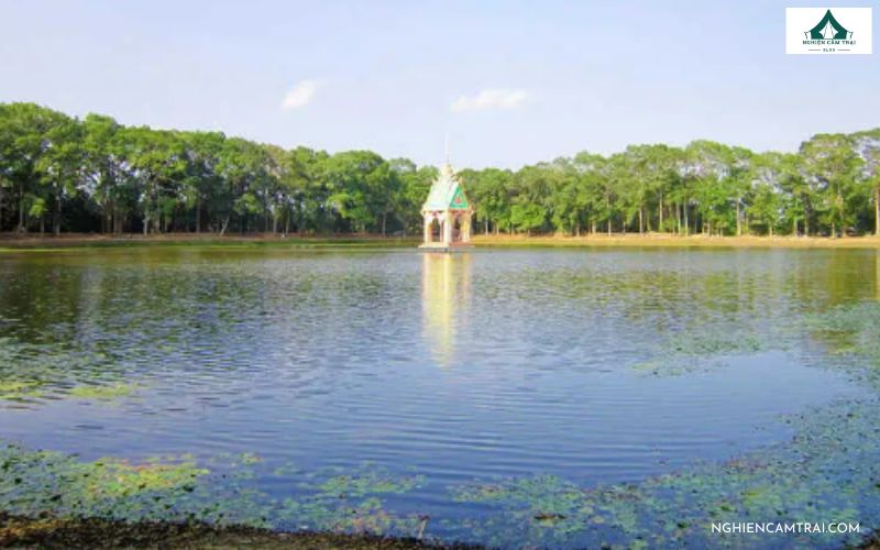 Ao Bà Om là di tích ngàn năm soi bóng cổ tự,  là địa điểm cắm trại, dã ngoại lý tưởng
