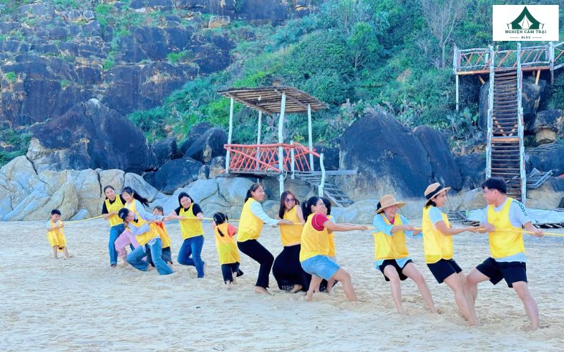 Camping Bãi Rạng Quy Nhơn: Điểm cắm trại view biển cực đẹp 11 Bãi Rạng có bãi cát rộng và thoải, rất phù hợp để tổ chức các hoạt động team building sôi động