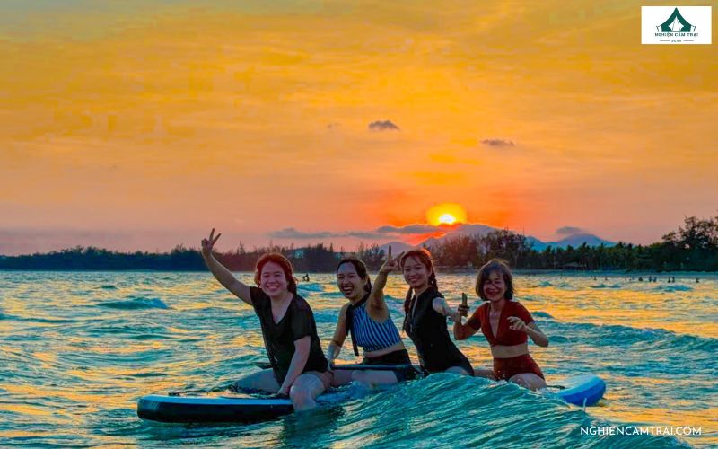 Review Camping Cô Sáu - Khu cắm trại ven biển Lagi ở Bình Thuận 17 Chèo SUP và các trò chơi thể thao biển Lagi Bình Thuận