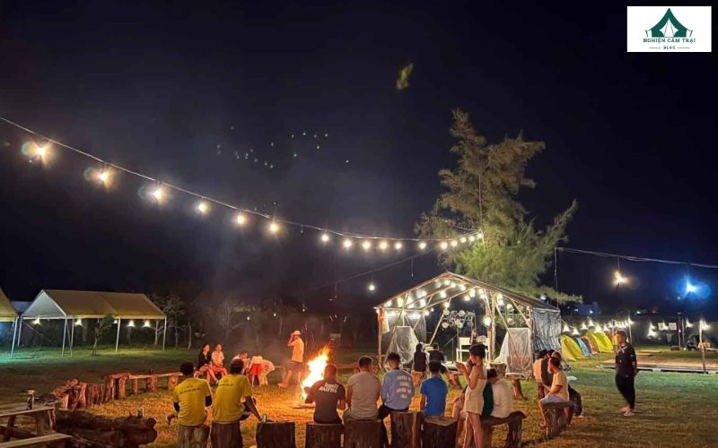 Camping Eco Beach Cần Giờ có gì? Trải nghiệm thực tế từ A–Z 11 Tiệc BBQ hải sản là một trong những trải nghiệm được nhiều du khách yêu thích