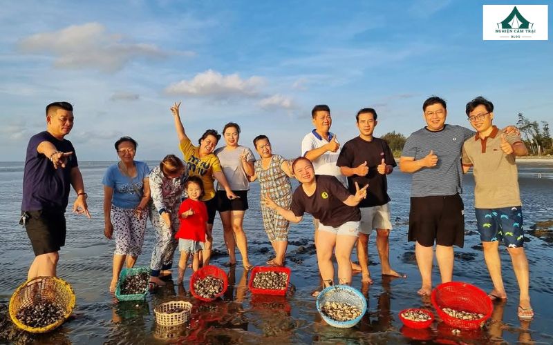 Camping Eco Beach Cần Giờ có gì? Trải nghiệm thực tế từ A–Z 12 Bắt ốc và giăng lưới cùng ngư dân là trải nghiệm cực kỳ thú vị