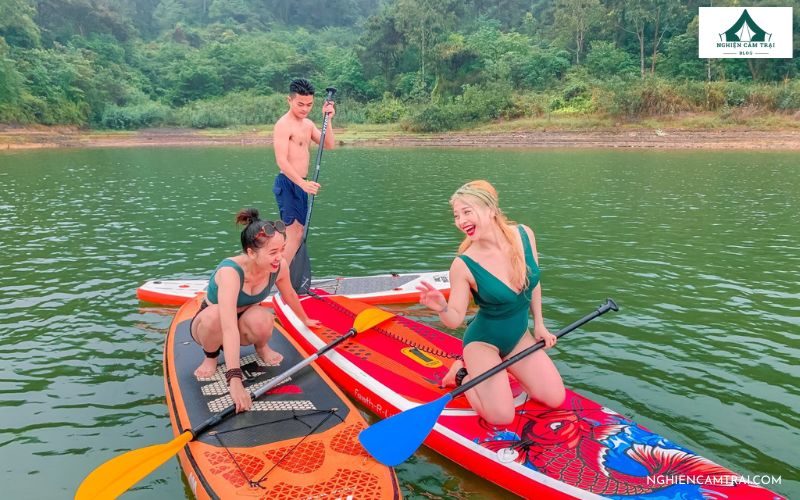 Tham gia chèo thuyền kayak tại hồ Đồng Đò