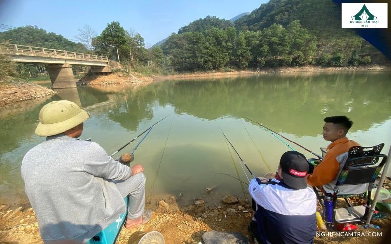 Câu cá thư giãn dưới hồ Đồng Đò khi cắm trại tại đây
