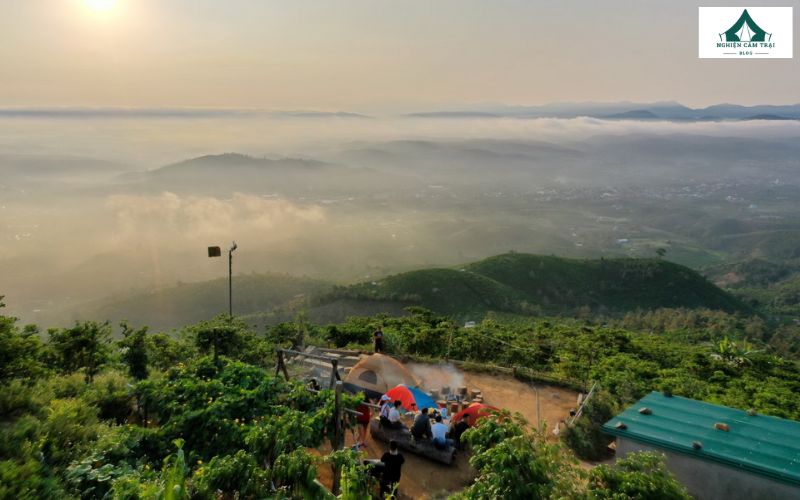Camping núi Đại Bình: Trải nghiệm săn mây, cắm trại cực chill 12 Dựng lều camping núi Đại Bình là trải nghiệm được nhiều du khách yêu thích