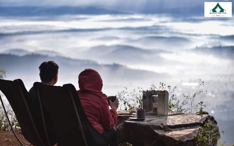 Camping núi Đại Bình: Trải nghiệm săn mây, cắm trại cực chill 16 Nhâm nhi ly cafe giữa biển mây khi camping núi Đại Bình