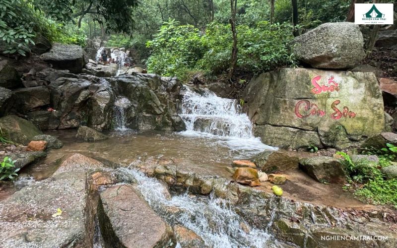 Trải nghiệm Côn Sơn Camping – Điểm cắm trại mới lạ, độc đáo 8 Hoạt động tắm suối, hoà mình với thiên nhiên tại Côn Sơn Camping
