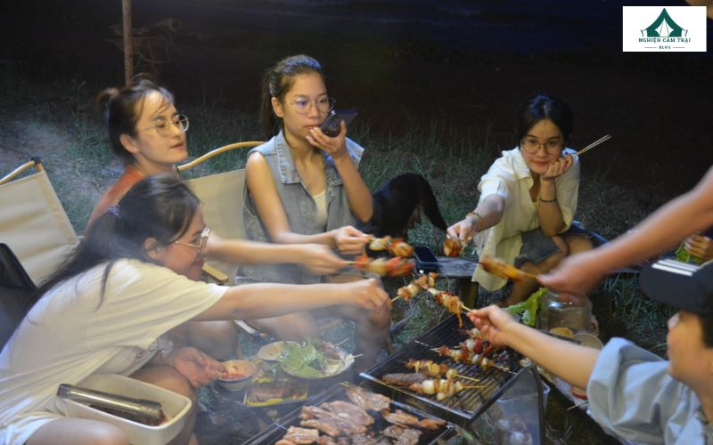 Review khu cắm trại Paradise từ A - Z: Camping view biển cực đẹp 12 Một chuyến cắm trại sẽ càng trọn vẹn hơn nếu có những bữa ăn ngoài trời hấp dẫn