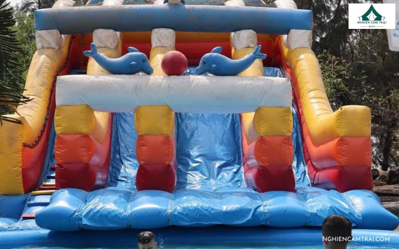 Review Peace Camping Cần Giờ - Trải nghiệm cắm trại ven biển 14 Tắm biển và chơi phao trượt nước dành cho trẻ em