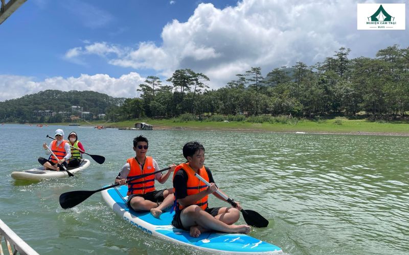 Rừng Lá Phong Camping: Điểm cắm trại thú vị giữa lòng Đà Lạt 10 Chèo SUB, chèo thuyền trên mặt hồ rộng lớn