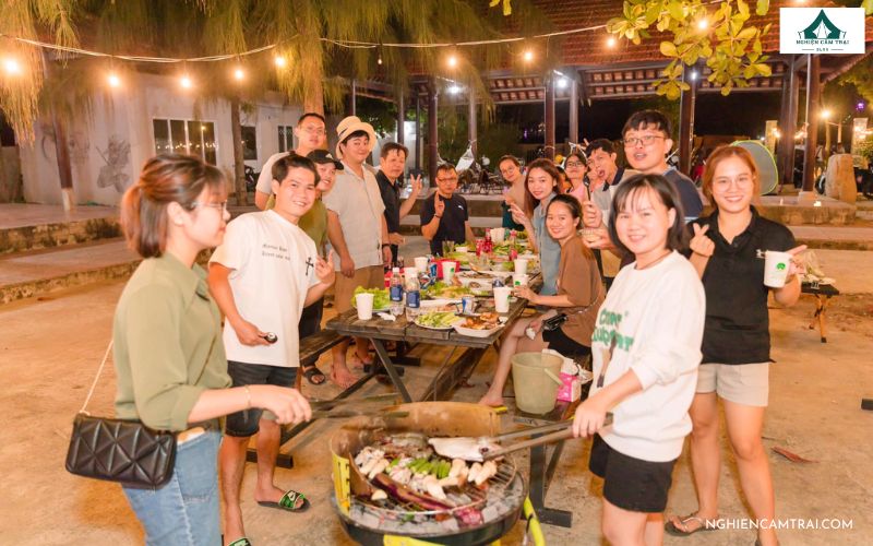 Review Sala Beach Club Camping: Không gian và trải nghiệm thực tế 12 Cùng bạn bè quây quần nướng BBQ, cười nói rộn ràng bên ánh đèn lung linh tại Sala Beach Club Camping.