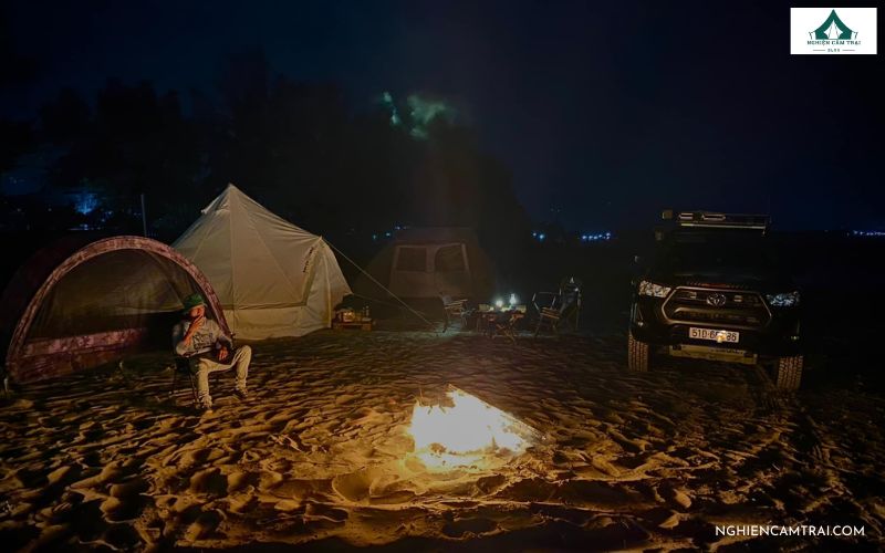 Review Sala Beach Club Camping: Không gian và trải nghiệm thực tế 13 Ngồi quây quần bên lửa trại giữa bãi biển đêm, tận hưởng không khí bình yên và ấm áp