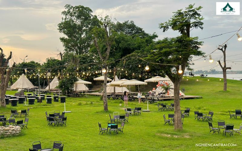 Không gian xanh mát tại Sixdoong Cafe & Camping bãi đá Sông Hồng