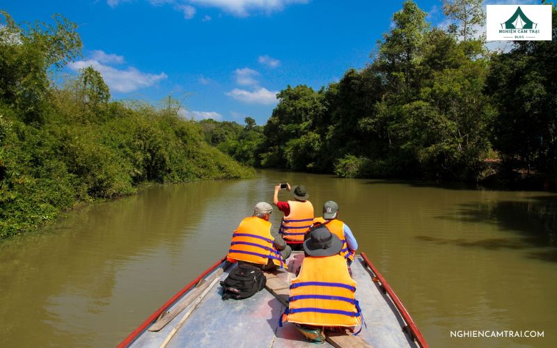 Vườn quốc gia Lò Gò Xa Mát - Hành trình camping đầy hoang sơ 17 Dạo quanh trên sông Vàm Cỏ Đông khi đến camping Lò Gò Xa Mát