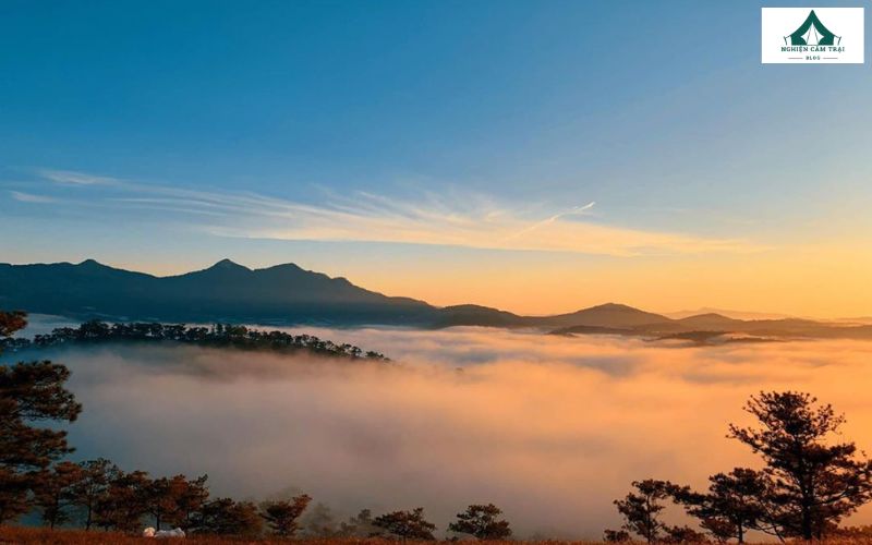 Săn mây đón nắng ban mai là trải nghiệm tuyệt vời