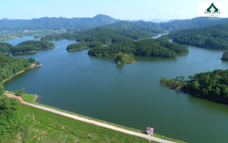 Hồ Khuôn Thần nằm tại X. Kiên Lao, H. Lục Ngạn, T. Bắc Giang