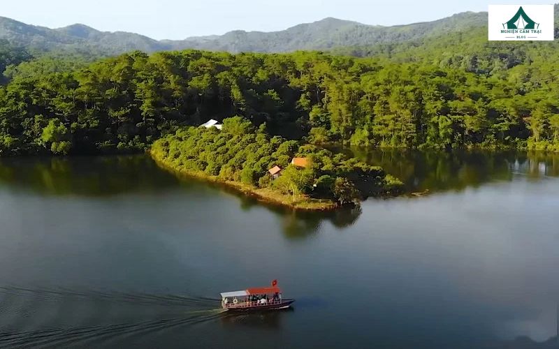 Chèo thuyền ngắm cảnh trên hồ Khuôn Thần