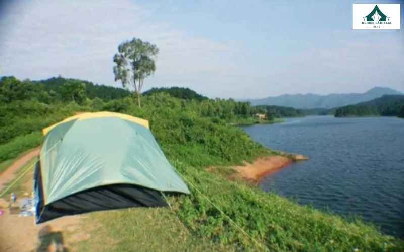 Khu vực ven hồ Khuôn Thần rất thích hợp để dựng lều cắm trại và tổ chức picnic