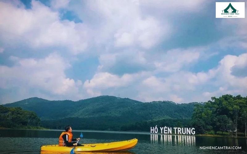 Kinh nghiệm cắm trại Hồ Yên Trung chi tiết cho người mới 9 Chèo thuyền nan khám phá hồ Yên Trung