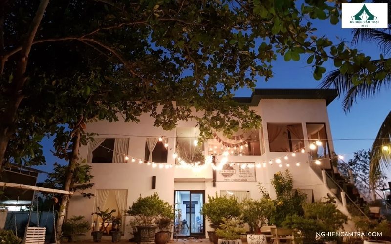 Top 8 Glamping Phan Thiết view biển đáng trải nghiệm nhất 15 Happy Ride Glamping gần Hòn Rơm là tổ hợp nghỉ dưỡng kết hợp cắm trại, cà phê và khu check-in ngoài trời