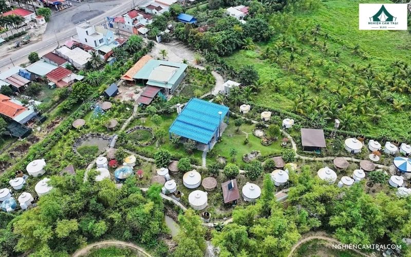 Toàn cảnh khu camping Mekong Hotel Tây Ninh từ trên cao với không gian xanh mát, rộng thoáng