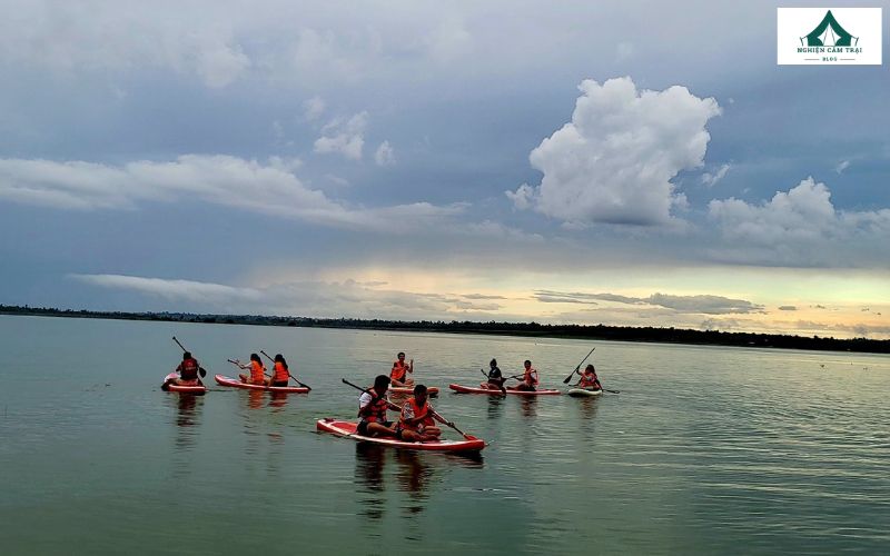 Chèo SUP thư giãn giữa làn nước trong xanh là hoạt động không thể thiếu khi camping tại Hồ Trị An