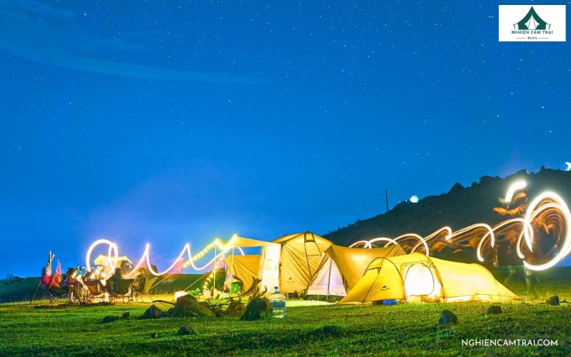 Khu cắm trại Đồng Cao: Điểm đến săn mây hot nhất Bắc Giang 11 Đốt lửa trại và giao lưu tại Đồng Cao