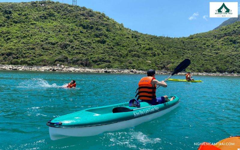 Review khu cắm trại Gành Nhảy hoang sơ ven biển Ninh Vân 9 Chèo SUP và kayak là trải nghiệm không thể bỏ qua khi camping tại Gành Nhảy Nha Trang