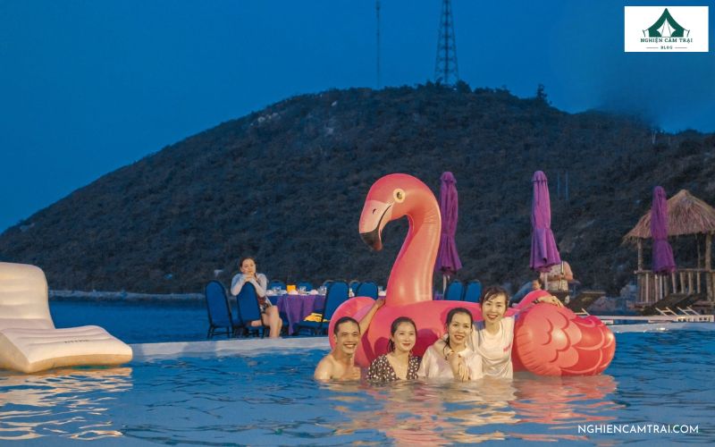 Review khu cắm trại Gành Nhảy hoang sơ ven biển Ninh Vân 10 Tại khu cắm trại Gành Nhảy có bố trí hồ bọt tuyết và nhà phao phù hợp với mọi đối tượng