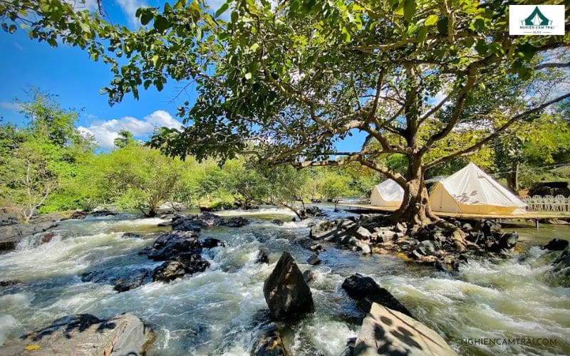 Hình ảnh khu camping thác hoà bình bên dòng suối