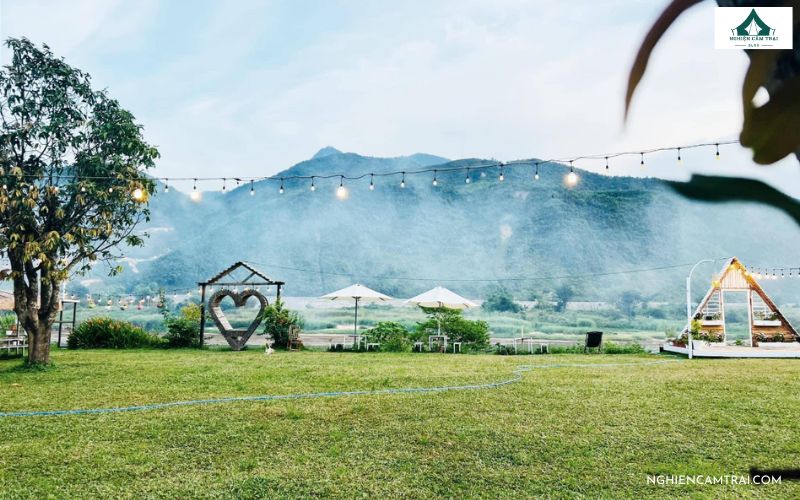 Không gian xanh mát với núi non và ánh đèn lung linh tại Làng Mê Đà Nẵng