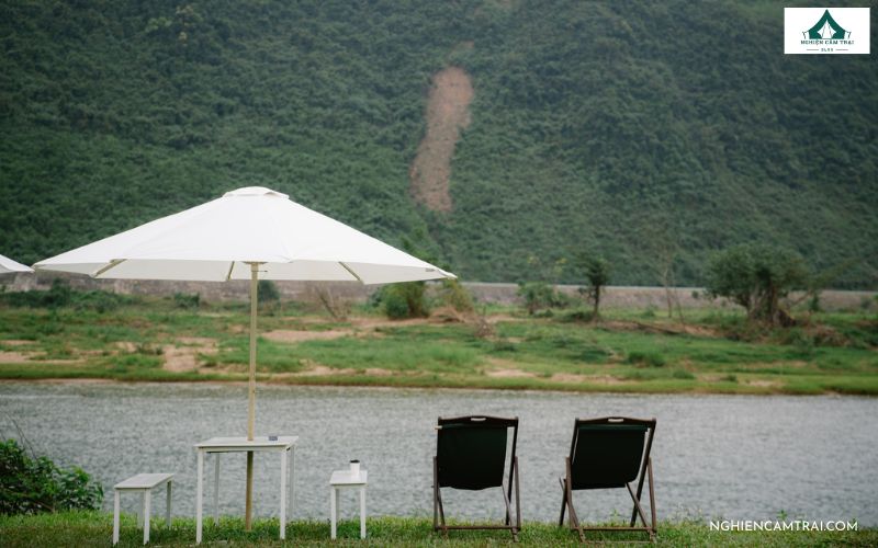 Góc nghỉ ngơi yên tĩnh bên bờ sông tại Làng Mê Đà Nẵng, điểm đến dễ dàng di chuyển và lý tưởng để thư giãn sau hành trình.