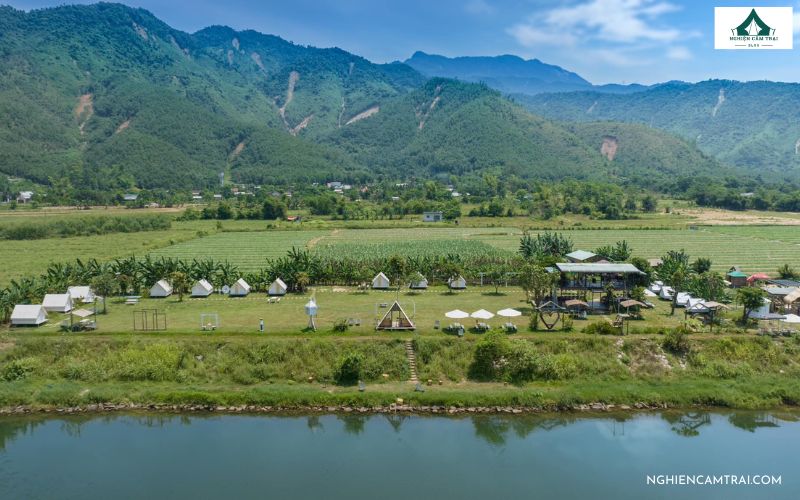 Toàn cảnh Làng Mê Đà Nẵng với những dãy lều trắng nằm gọn giữa đồng xanh và núi non hùng vĩ