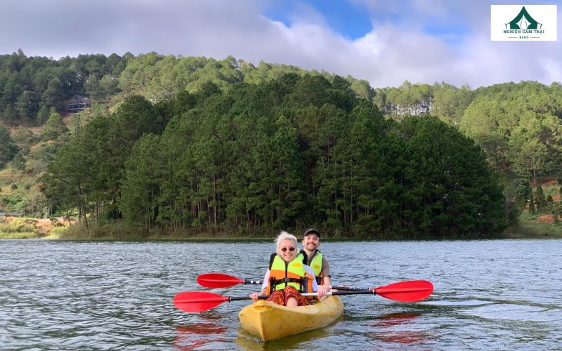 Chèo SUP trên hồ Tuyền Lâm