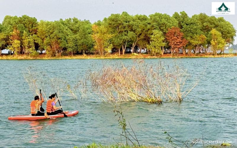 Review Mây Camping Trị An: Trải nghiệm cắm trại ven hồ cực chill 13 Chèo SUP trên mặt hồ Trị An