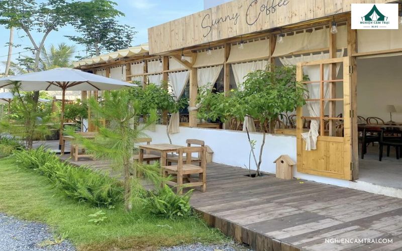 Sunny Farm Cafe - Quán cafe cắm trại Sài Gòn có nhiều thú cưng