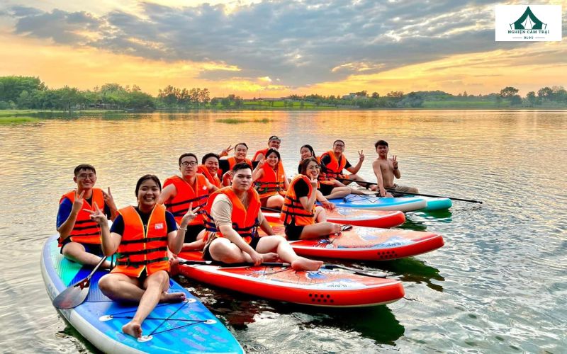 Chèo SUP thư giãn và ngắm hoàng hôn trên mặt hồ phẳng lặng 