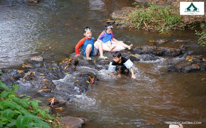Hòa mình và thiên nhiên, tắm suối mát lành tại Suối Camp