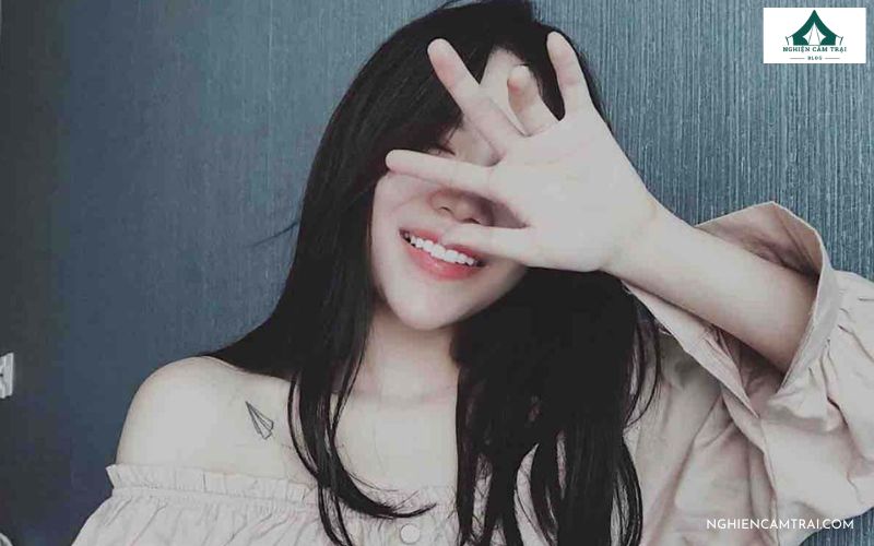 Cách tạo dáng che nửa khuôn mặt