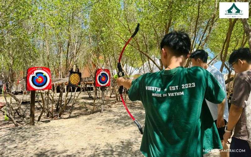 Trải nghiệm trekking rừng và chơi bắn cung tại Vitamin Sea Camping
