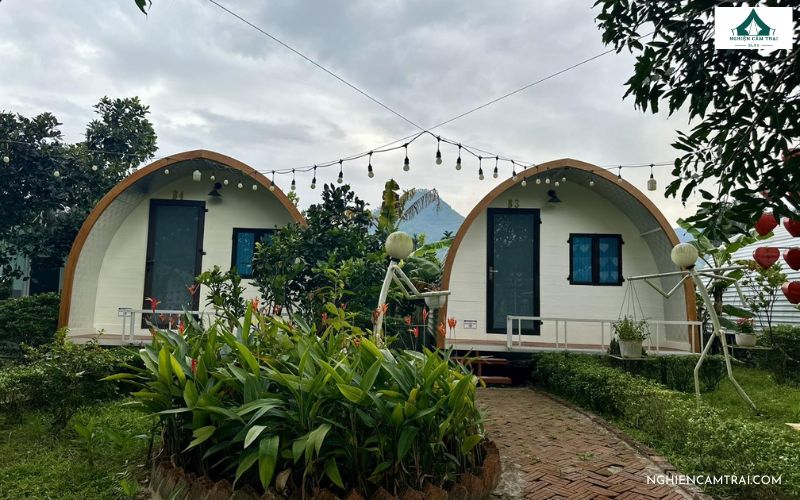 Vườn Nhà Camping: Chốn "trốn" yên bình giữa lòng Hòa Vang 8 Những căn bungalow xinh xắn giữa khu vườn xanh mát tạo nên không gian nghỉ dưỡng yên bình tại Vườn Nhà Camping.
