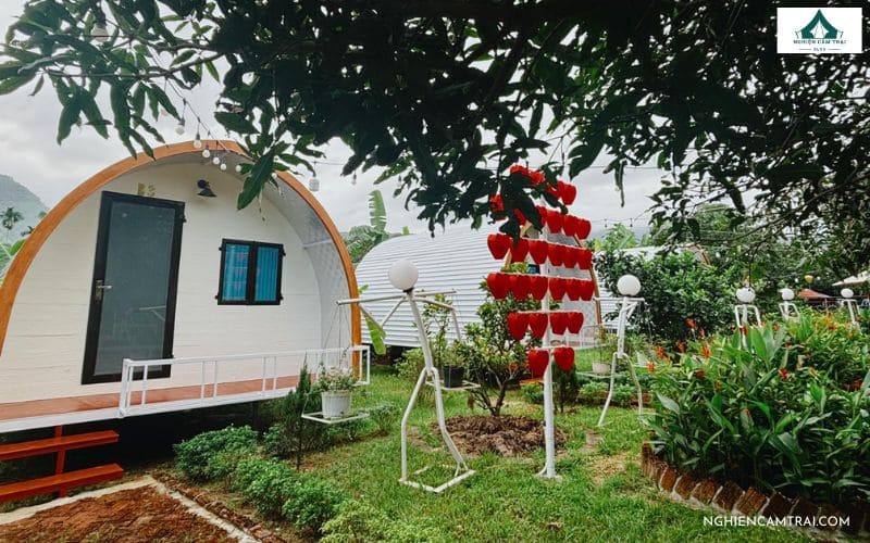 Vườn Nhà Camping: Chốn "trốn" yên bình giữa lòng Hòa Vang 9 Khuôn viên xanh mát với căn bungalow và tiểu cảnh trang trí dễ thương mang đến cảm giác thư thái, yên bình cho du khách