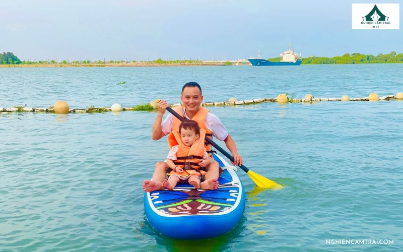 Review A New Day Glamping Tân Uyên Bình Dương đầy đủ tiện nghi 8 Thử chèo SUP và câu cá bên sông Đồng Nai tại A New Day Glamping Tân Uyên