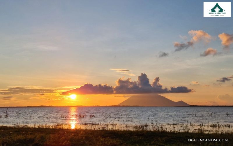 Gợi ý cách chụp ảnh đẹp khi cắm trại hồ Dầu Tiếng cực chất 11 Bình minh và hoàng hôn là thời điểm lý tưởng để chụp ảnh tại hồ Dầu Tiếng