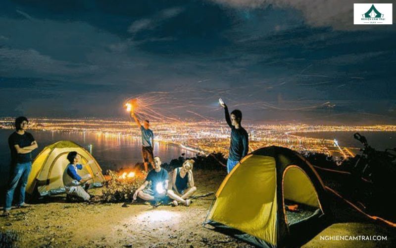 Trải nghiệm cắm trại qua đêm trên Đỉnh Bàn Cờ