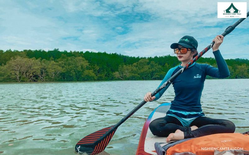 Review trải nghiệm cắm trại hồ Đá Đen cực chill tại Vũng Tàu 11 Chèo SUP trên mặt hồ Đá Đen