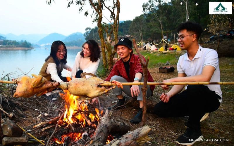 Review cắm trại hồ Đồng Quan: Địa điểm chill gần Hà Nội 13 Tiệc nướng ngoài trời khi cắm trại ở hồ Đồng Quan
