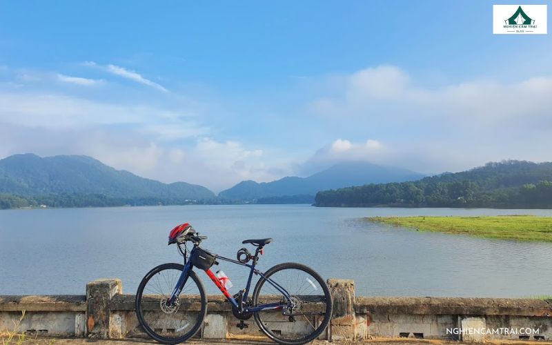 Review cắm trại hồ Đồng Quan: Địa điểm chill gần Hà Nội 15 Đạp xe quanh hồ ngắm cảnh đẹp