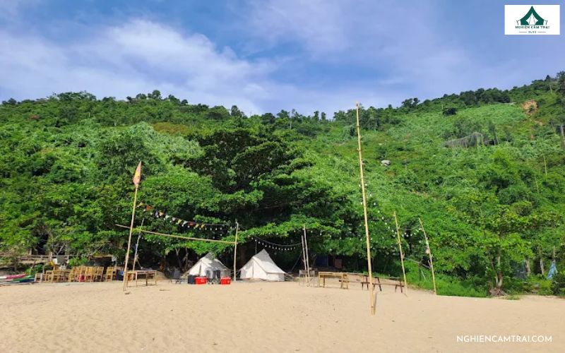 Trải nghiệm cắm trại Làng Vân Đà Nẵng cực chill 10 Dựng lều và "chill" bên bờ biển Làng Vân