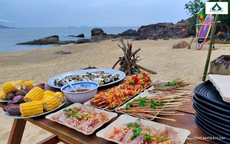 Trải nghiệm cắm trại Làng Vân Đà Nẵng cực chill 12 Bữa tiệc BBQ hải sản tươi ngon được chuẩn bị ngay trên bãi biển Làng Vân