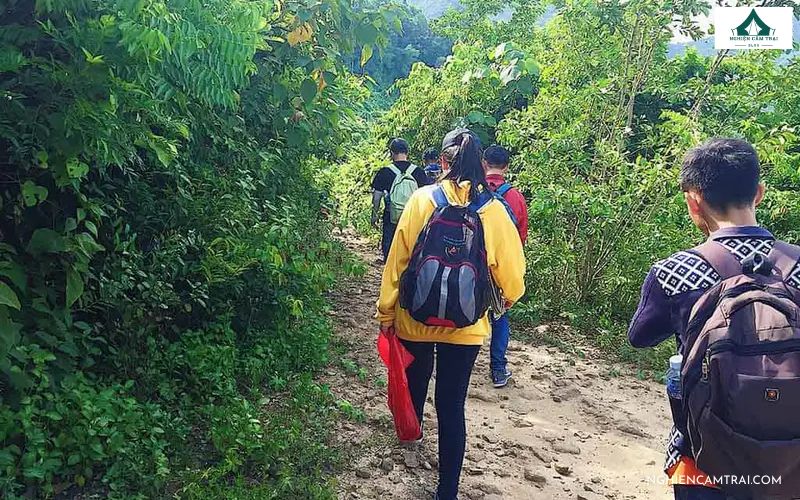 Trải nghiệm cắm trại Làng Vân Đà Nẵng cực chill 14 Trekking quanh Làng Vân Đà Nẵng
